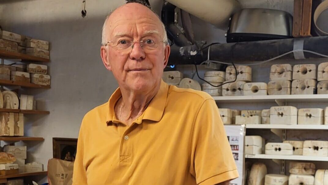 Bengt Yourstone står i sin keramikverkstad