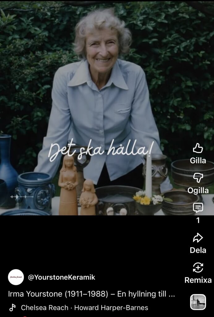 Irma står bakom ett bord uppdukat med hennes blå och bruna keramik.